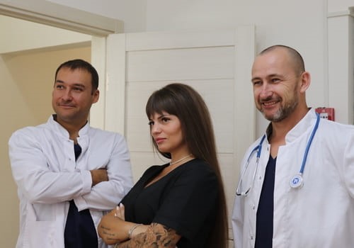 Три врача в кабинете клиники