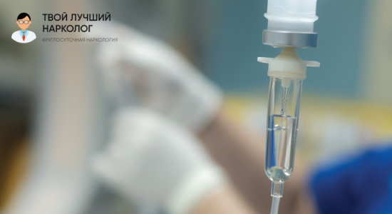 Элемент капельницы на фоне больничной палаты