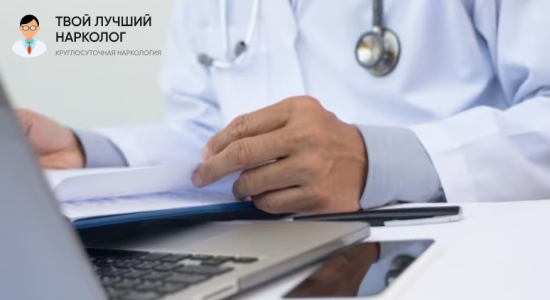 Врач за столом с ноутбуком
