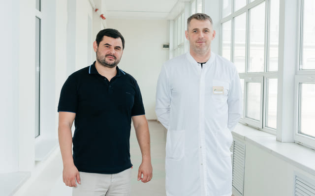 Врач и пациент в коридоре клиники