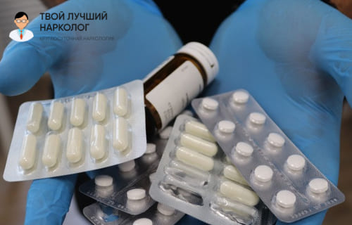 Лекарства в руках в синих медицинских перчатках
