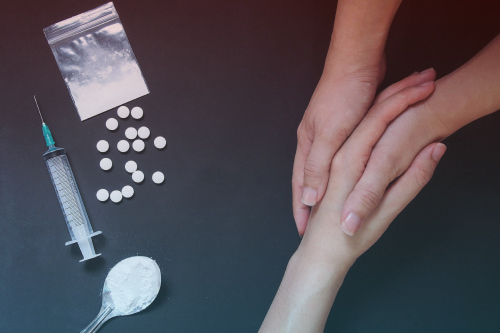 Таблетки и шприц лежат на столе